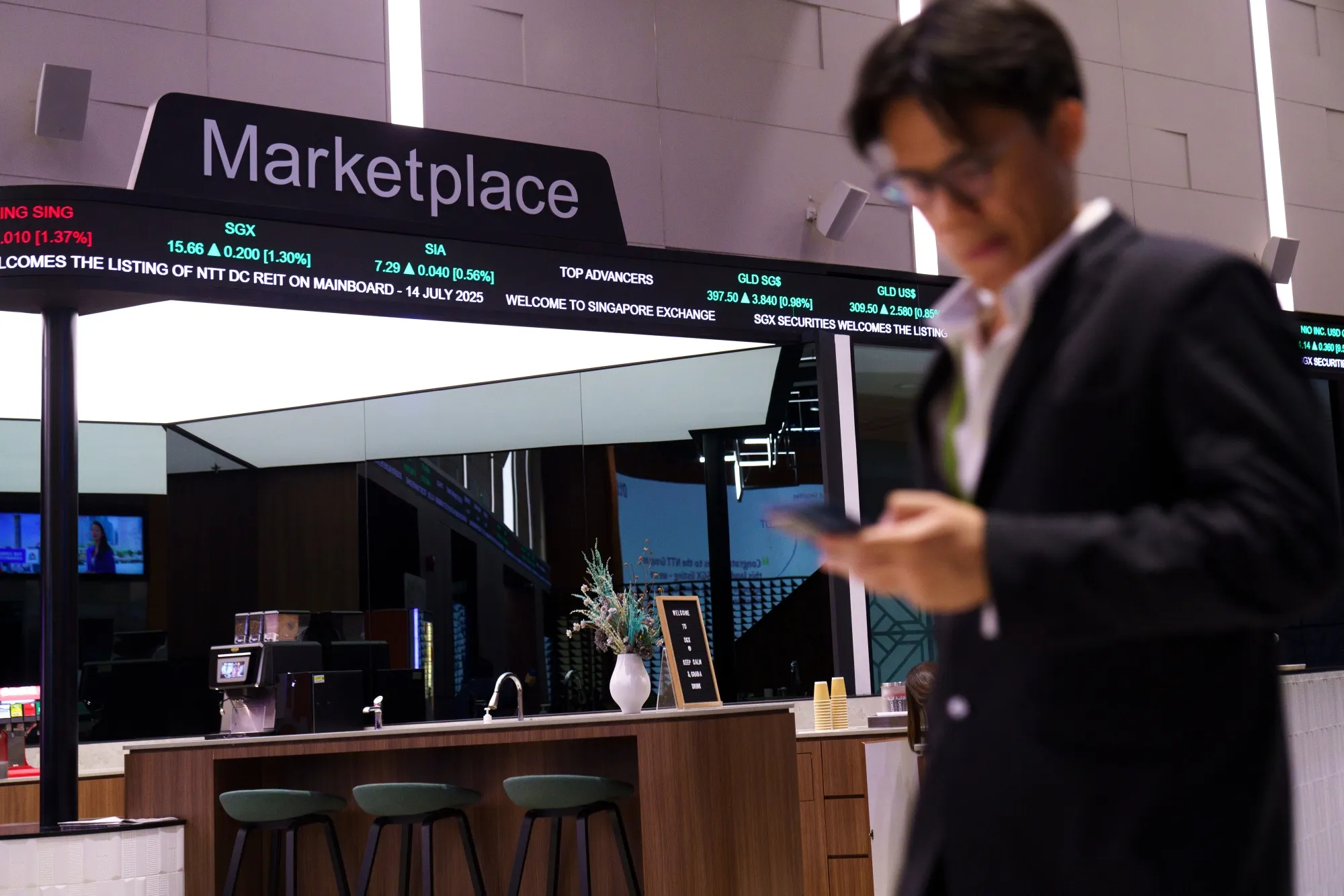 Global Analysts Are Predicting a Market Crash in 2026 or 2027 — How Should Investors Prepare?